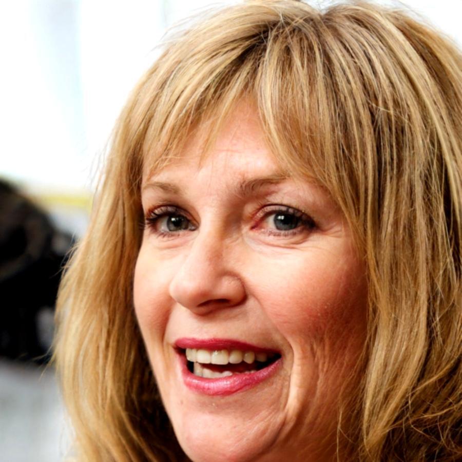 María González, Analista Financiera Senior